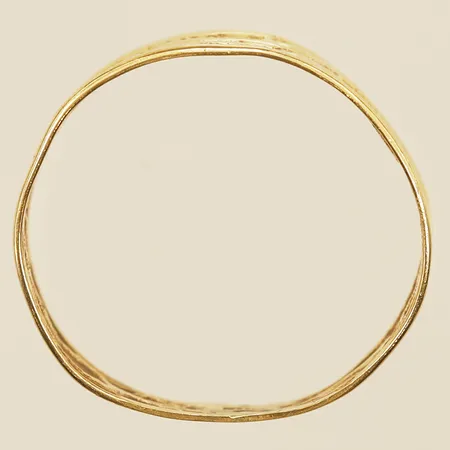 Ring med mönsterdekor stl:18, bredd 7mm, skev, 18K  Vikt: 1,2 g