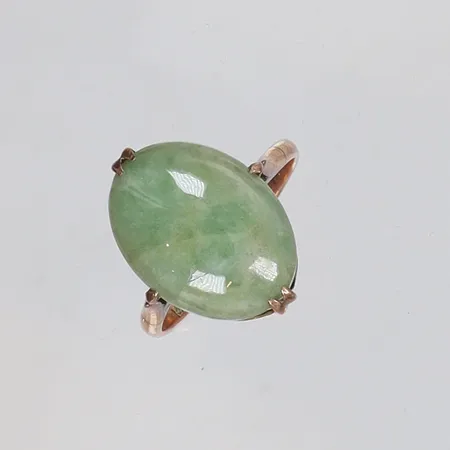 Ring med grön sten stl: 16¾, bredd ca 1-15mm, 14K, bruttovikt 3g Vikt: 3 g