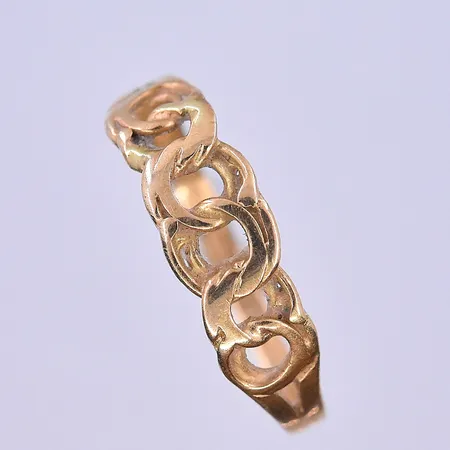 Ring Bismarck stl:17½, bredd 2-5 mm 18K. Vikt: 1,4 g