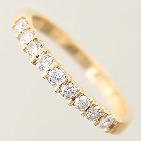 Ring med diamanter 9x 0,05ct Guldfynd stl: 19½ bredd 2,2mm 18K Vikt: 3,3 g