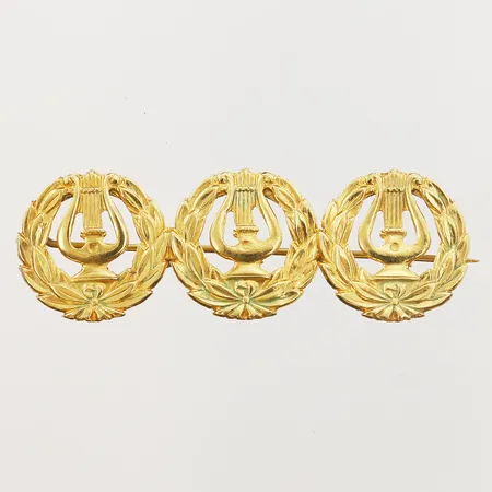 Brosch med dekor av lyror, längd 48mm, höjd 16mm, 9K guld Vikt: 3 g