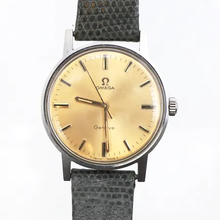 Herrur Omega,stål,diameter ca 35 mm,tickar igång men ej funktionstestad.