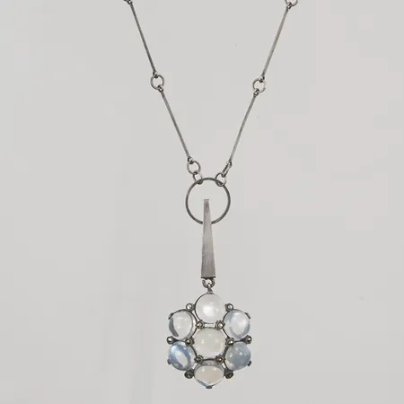 Collier Wiwen Nilsson med cabochonslipade månstenar, ring och stavlänk, höjd på hänge 53mm, bredd 21mm, längd på kedja 56cm, signerad samt stämplad AN för Wiwen Nilsson, Lund 1939, originaletui, en ring i länken defekt, några skeva stavar, 925/1000 Silver 11,0g.