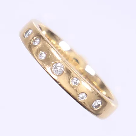 Ring med diamanter 1x ca 0,03ct, 2x ca 0,02ct, 4x ca 0,01ct, stl:16, bredd 3mm, gravyr, svenska stämplar, 18K Vikt: 3,5 g