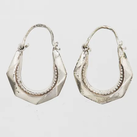 Ett par örhängen/creoler med mönsterdekor, höjd20mm, bredd 15mm, silver 830/1000 Vikt: 2 g