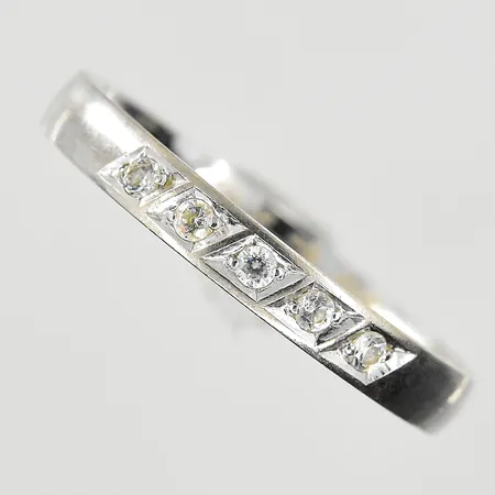 Ring med vita stenar stl:19 bredd 3mm, gravyr, vitguld, 18K. Vikt: 3,1 g