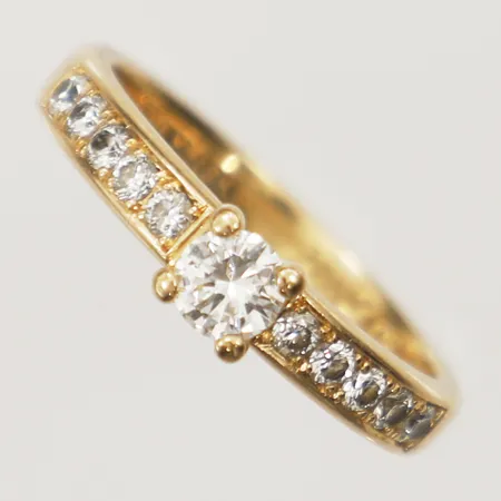 Ring med diamanter 1x0.36ct, 10xca 0,01ct, stl 17¾,3,3-4,7mm, gravyr, Lycka Juveler AB 18K Vikt: 4,9 g