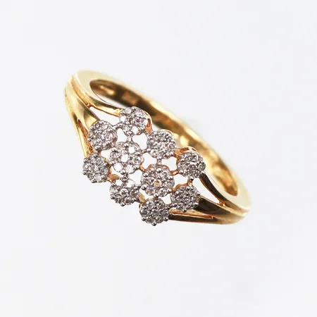 Ring med 10 st små diamanter,GHA,storlek 18 mm,bredd 1.9-8.4 mm,18k. Vikt: 3,2 g