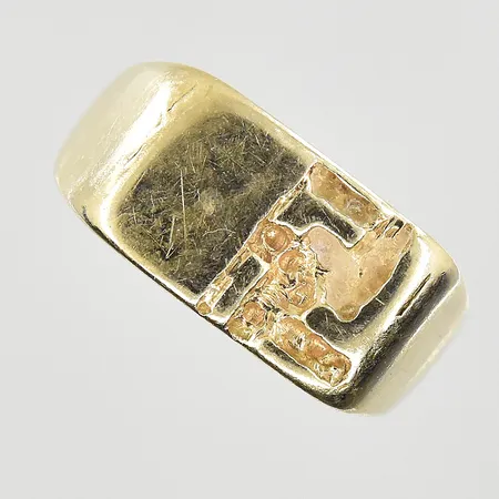 Klackring stl:15¾ bredd 3-8 mm, sliten stämpel, 18K. Vikt: 3,7 g