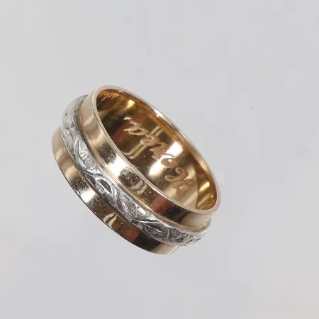 Ring med silverdetalj stl ca 17½, gravyr, 14K, bruttovikt 6,1g Vikt: 6,1 g