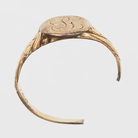 1 Ring, defekt, del saknas, 14K guld Vikt: 1,9 g