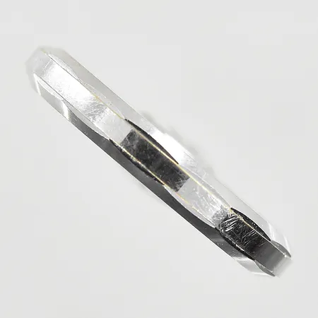 Ring stl:17½ bredd 3mm, vitguld, 18K. Vikt: 3,3 g