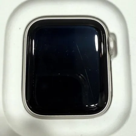 Smartwatch Apple Watch serie SE (Gen 2) 40mm Starlight Al Star SB S/M,  bruksslitage, repigt glas, laddare, box, ytterkartong, återställd, inga andra tillbehör 