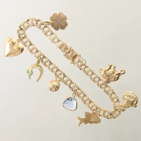 Armband Bismarck med 8 berlocker längd 19cm bredd 5,5-3,1mm 18K Vikt: 15 g