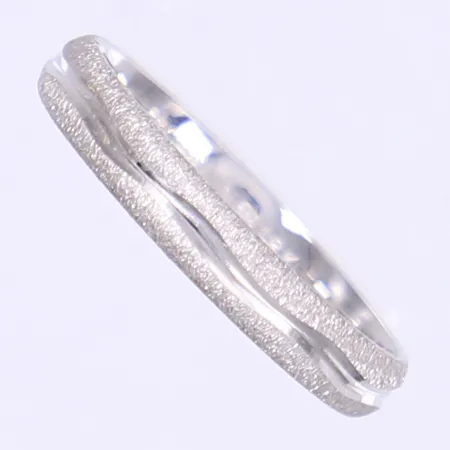 Ring med dekor stl:19 bredd 4mm Schalin vitguld 18K  Vikt: 3,6 g