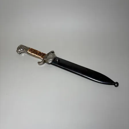 Kniv FM Mattson Mora Sweden "Svenska permissionsbajonetten", knivblad i stål ca 20cm, totallängd 35cm, skaft med sidor av horn samt lejonhuvud.