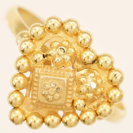 Ring, hjärta med dekor stl 17½, bredd 1,8-13,8mm, 22K  Vikt: 2,3 g