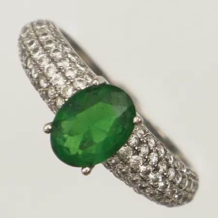 Ring med vita stenar samt grön sten, stl 16½, bredd 2,6-8mm Silver 925/1000  Vikt: 2,4 g