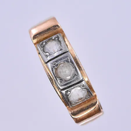Ring med vita stenar stl:16½, bredd 2-5 mm 18K. Vikt: 2,8 g