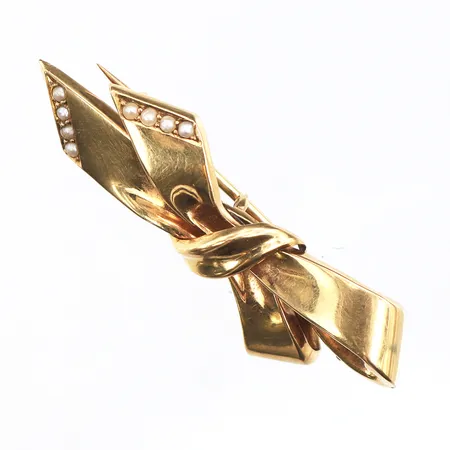 Brosch med fröpärlor,längd ca 4 cm,nålen något defekt,18k. Vikt: 3,5 g