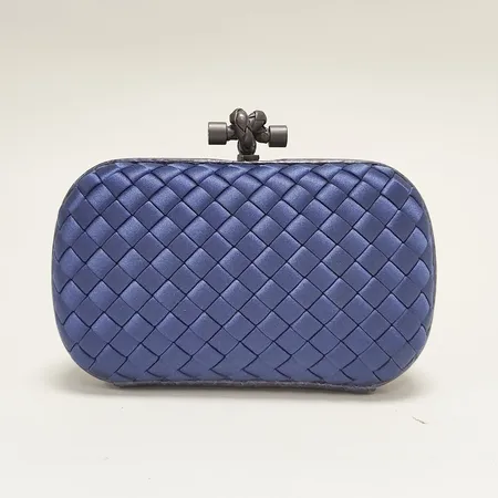 Väska Bottega Veneta Knot clutch, Electriq blue, blå Intrecciato-satäng med ormskinnsdetaljer, svart beslag, mått 17x12,5x5cm, kvitto från NK, dustbag. 