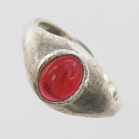 Ring med röd sten, stl: 16, silver 835/1000  Vikt: 2,4 g