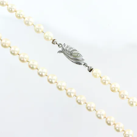 Pärlcollier 66st odlade saltvattenpärlor Ø6mm, längd 51cm, lås i silver 925/1000 Vikt: 0 g