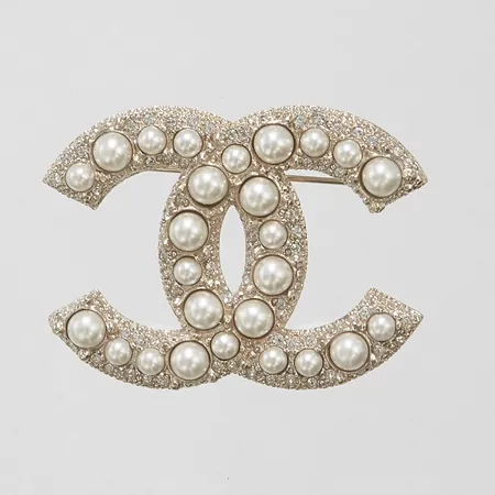 Brosch Chanel logo CC, imitationspärlor, strass, ca 5x4,5cm, ref A64762 Y09530 Z2048, märkt I20, gulmetall, kvitto kopia från Chanel Stockholm 2020, inga tillbehör. 