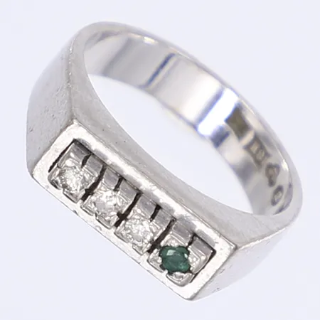 Ring med diamanter 3x ca 0,02ct samt grön sten troligen smaragd stl:16½, bredd 4-5mm, svenska stämplar, vitguld 18K Vikt: 6,8 g