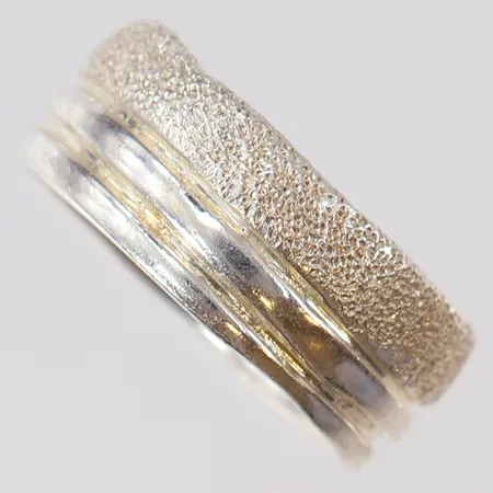 Ring borstad dekor stl:17, bredd 8mm, 925/1000 silver  Vikt: 6,4 g