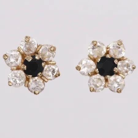 Ett par örhängen med vita och svarta stenar Ø9,5mm, skruvsnurrebussar saknas, 18K Vikt: 1,3 g