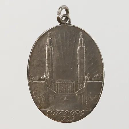 Jubeleumsmedalj från Göteborgsutställningen år 1923, (Göteborgs 300-årsjubileum), W. A. Bolin, höjd inkl ögla: 31 mm, bredd: 19 mm, slitage, silver. Vikt: 2,9 g