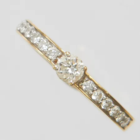 Ring med diamanter, 1 x ca 0,23ct, 12 x ca 0,015ct, stl:17¾, bredd 2,5-4mm, GHA, 18K, Vikt: 4,4g Vikt: 4,4 g