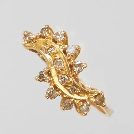 Ring med diamanter, 14 x ca 0,01ct, stl:17½, bredd 2-8,5mm, slitna stämplar, 18K, Vikt: 2,4g Vikt: 2,4 g