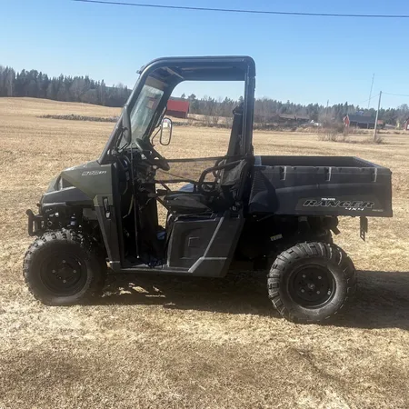 Polaris Ranger XP 570, årsmodell 2019, traktorregistrerad, motorlampa lyser, är i behov av service pga lång ståtid, startar och går att köra, plasklämma till lås av tygdörr saknas, Reg nr SGF55W. Skickas ej, endast avhämtning i Östersund Specialfrakt, kontakta pantbankskontoret för mer information.