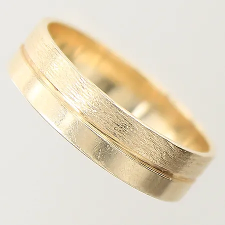 Ring med dekor stl:21 bredd 6,2mm 14K Vikt: 5,4 g