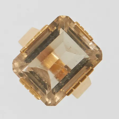 Ring med en citrin/rökkvarts ca.17x13,5mm stl:17¼, bredd 3,5-8mm, år 1964, 18K, Vikt: 10,8g Vikt: 10,8 g