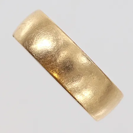 Ring slät stl:20¼ bredd 7mm Schelins 18K.   Vikt: 8,2 g