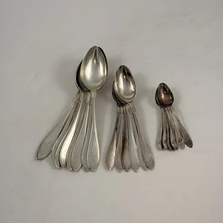 Diverse skedar med monogram,silver 830/1000. Vikt: 767 g