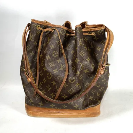 Väska Louis Vuitton, Noé, Made in France,  Datumkod: AR0960 (2020), monogram canvas med skinndetaljer, mått ca 34x26x18cm, justerbar axelrem, kraftigt slitage på gulmetall och skinn, fläckar in- och utvändigt, inga tillbehör  Vikt: 0 g