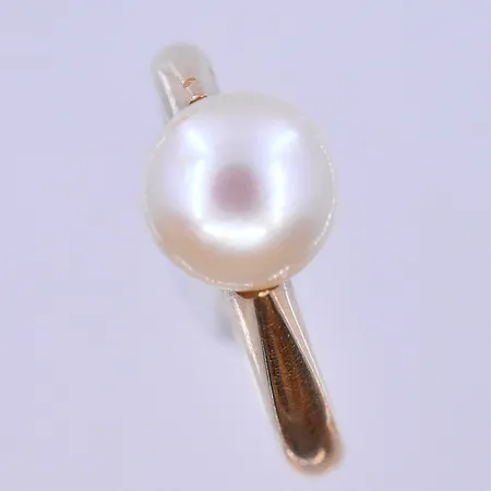 Ring med pärla stl:17¼, pärlans Ø8 mm 18K. Vikt: 3,9 g