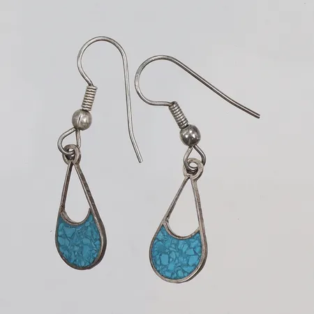 Ett par Örhängen i vitmetall blå detaljer 9x35mm 