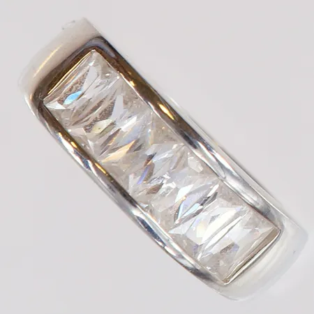 Ring vita stenar stl:16½, bredd 5-7mm, 925/1000 silver Vikt: 5,3 g