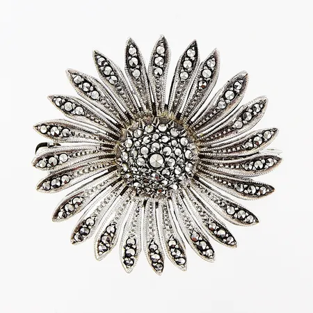 Brosch med markasiter Ø35mm, svensk importstämpel silver 830/1000. Vikt: 9,1 g