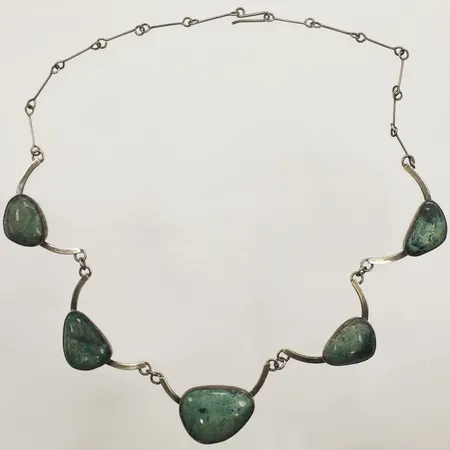 Collier med så kallad "Eilat-sten" (krysokolla) längd ca 45cm, bredd 22mm, Israel, 925/1000 silver Vikt: 30,9 g