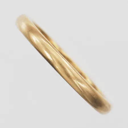 Ring, slät, stl: 17½, bredd: 2 mm, gravyr, 18K guld. Vikt: 4 g