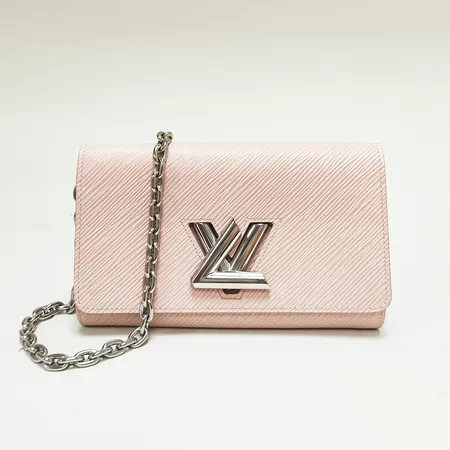 Väska Louis Vuitton Epi Twist Wallet On Chain Rose Ballerine, M62039, datumkod SP2138 Frankrike 2018, Epi läder, beslag i vitmetall, mått 19x12x3,5cm, mindre repor på beslag, Kvitto från Louis Vuitton Stockholm 2018, dustbag. 