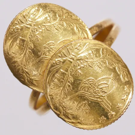 Ring med myntliknande föremål stl:18 bredd 3,1-23mm, skev, 21K Vikt: 4,8 g