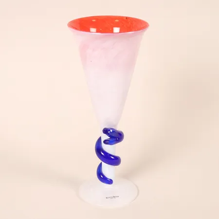 Pokal Ulrica Hydman Vallien för Kosta Boda, glas, signerad, höjd: 25cm. Skickas med postpaket.