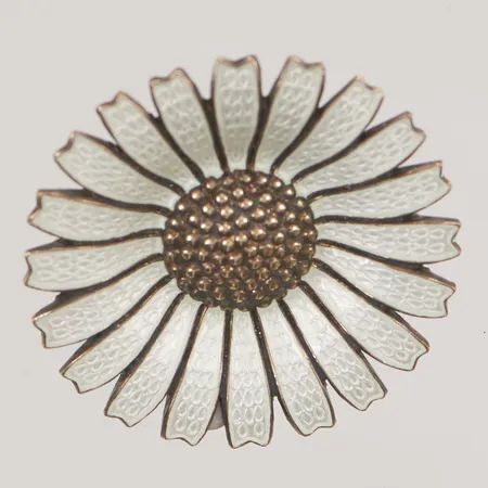 Brosch Anton Michelsen "Daisy" 32mm originaletui, vit emalj, förgylld, 925/1000 Silver 9,2g.